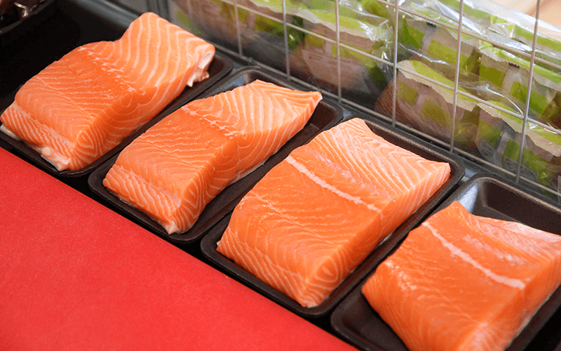 Thịt cá hồi Nauy có màu cam tươi tắn, hương thơm đặc trưng và có vị dẻo ngọt